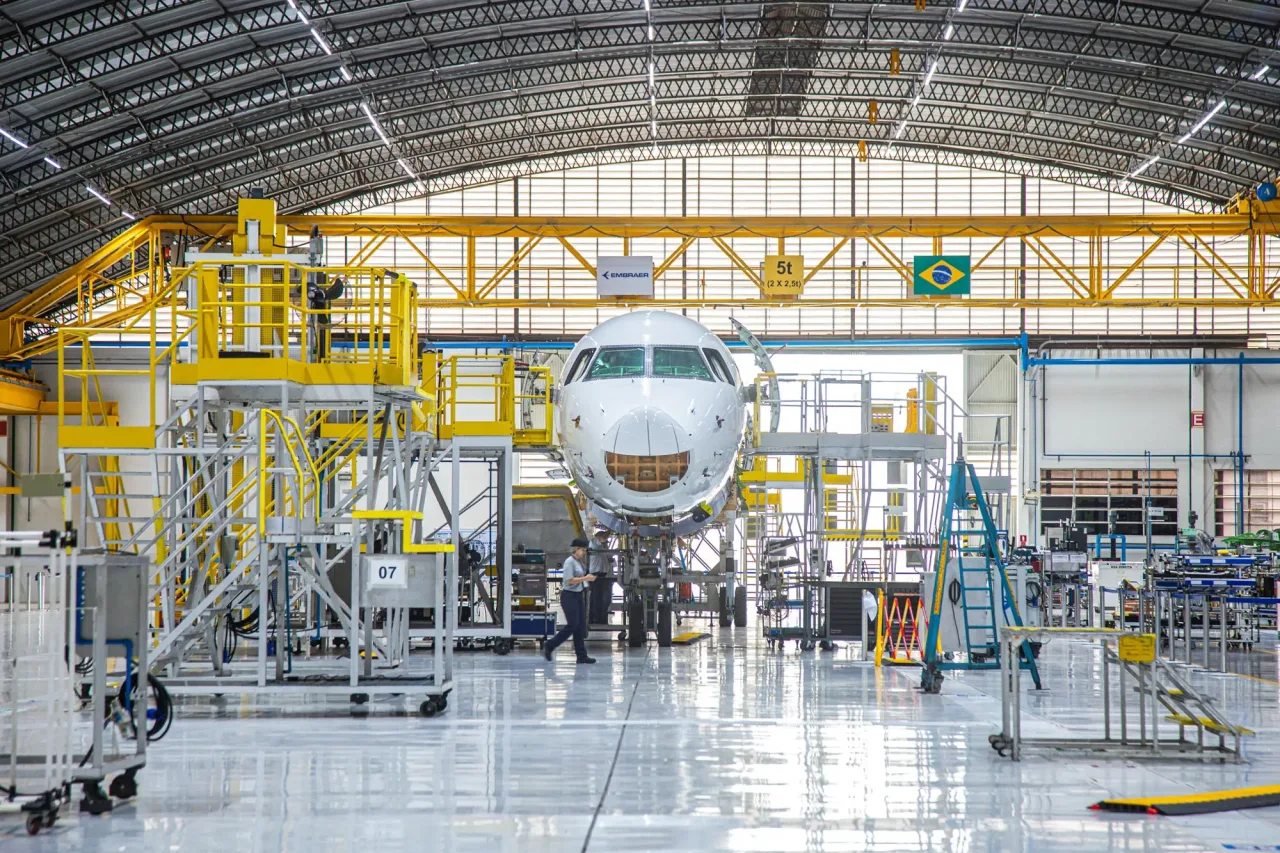 Embraer compra 51% de empresa aeroespacial da Mahindra, gigante indiana de automóveis