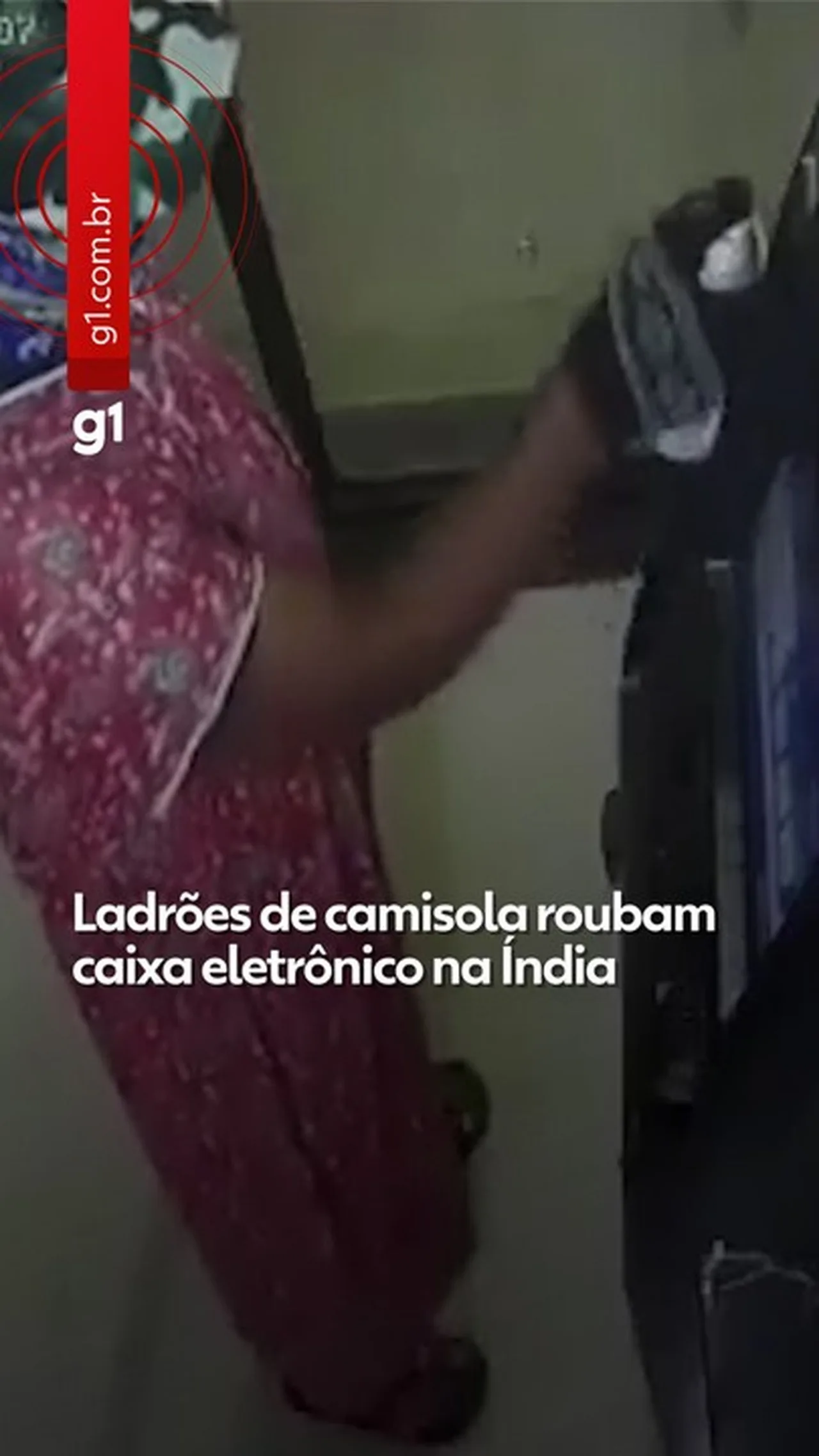 VÍDEO: Homens disfarçados com camisolas femininas roubam caixa eletrônico na Índia