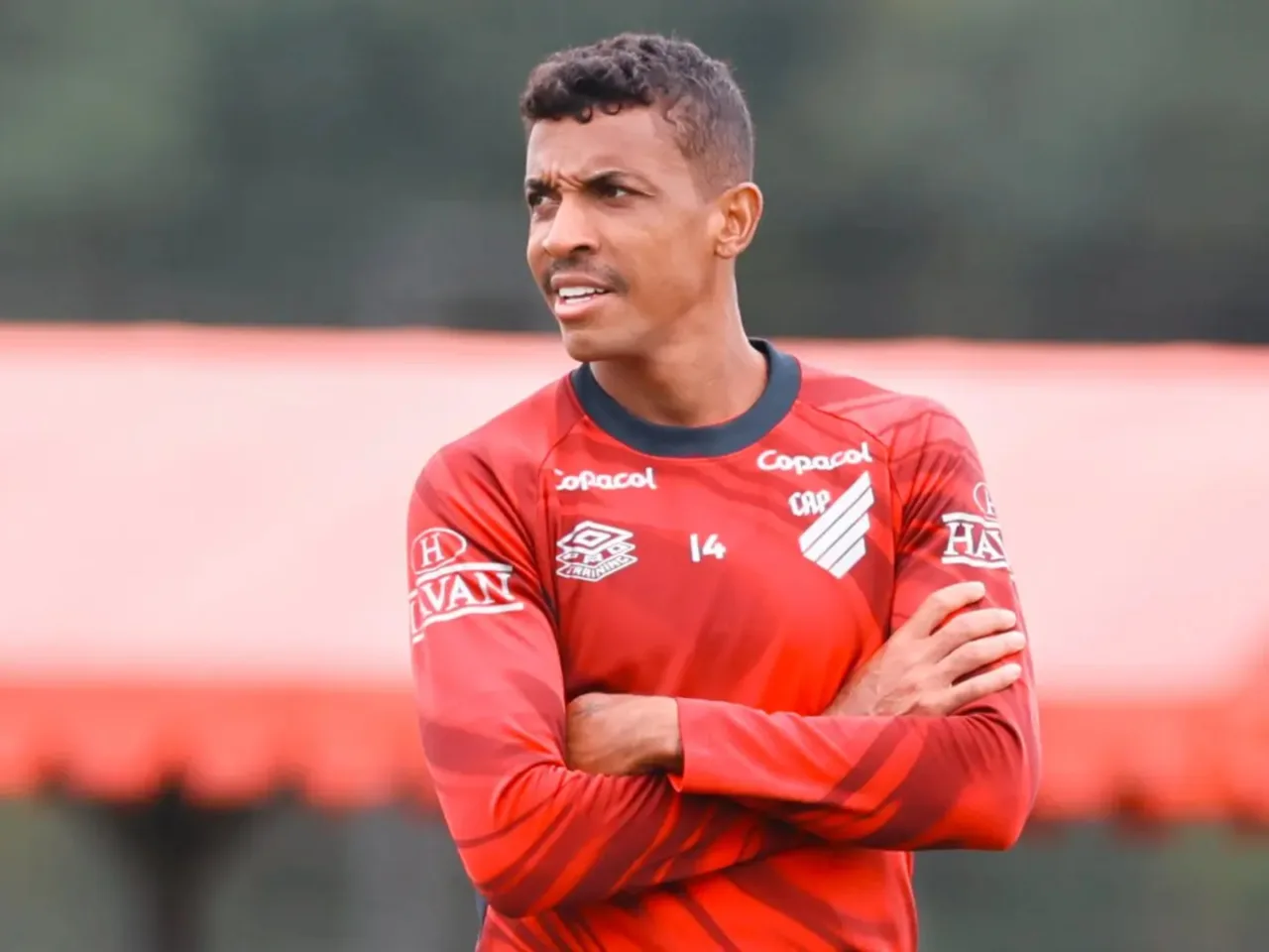 Luiz Gustavo negocia renovação de contrato com o Athletico-PR