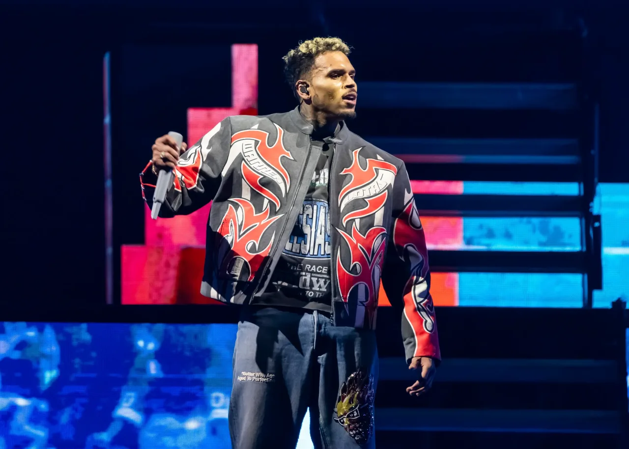 Chris Brown é condenado a oito meses de prisão em Londres; entenda motivo