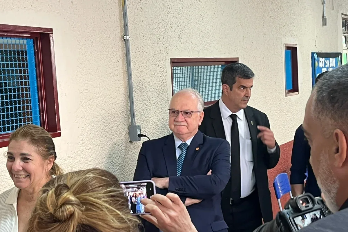 Presidente do STF, Edson Fachin vota no 1º turno das Eleições 2026