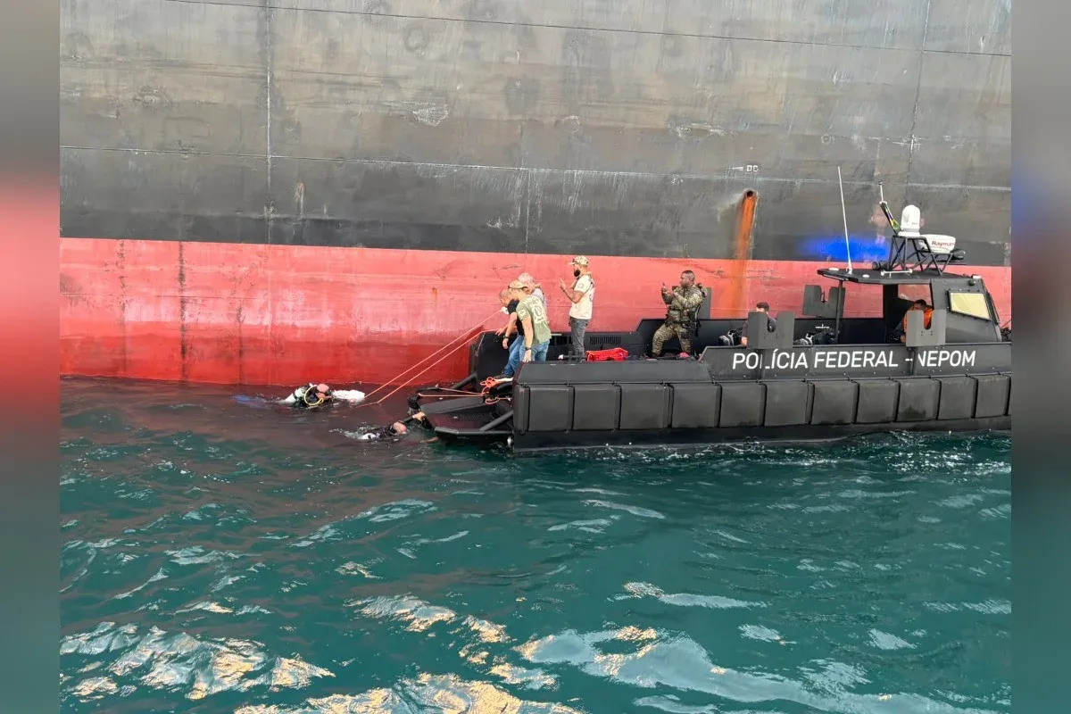 Mergulhadores da polícia acham drogas escondidas em navio rumo à Europa