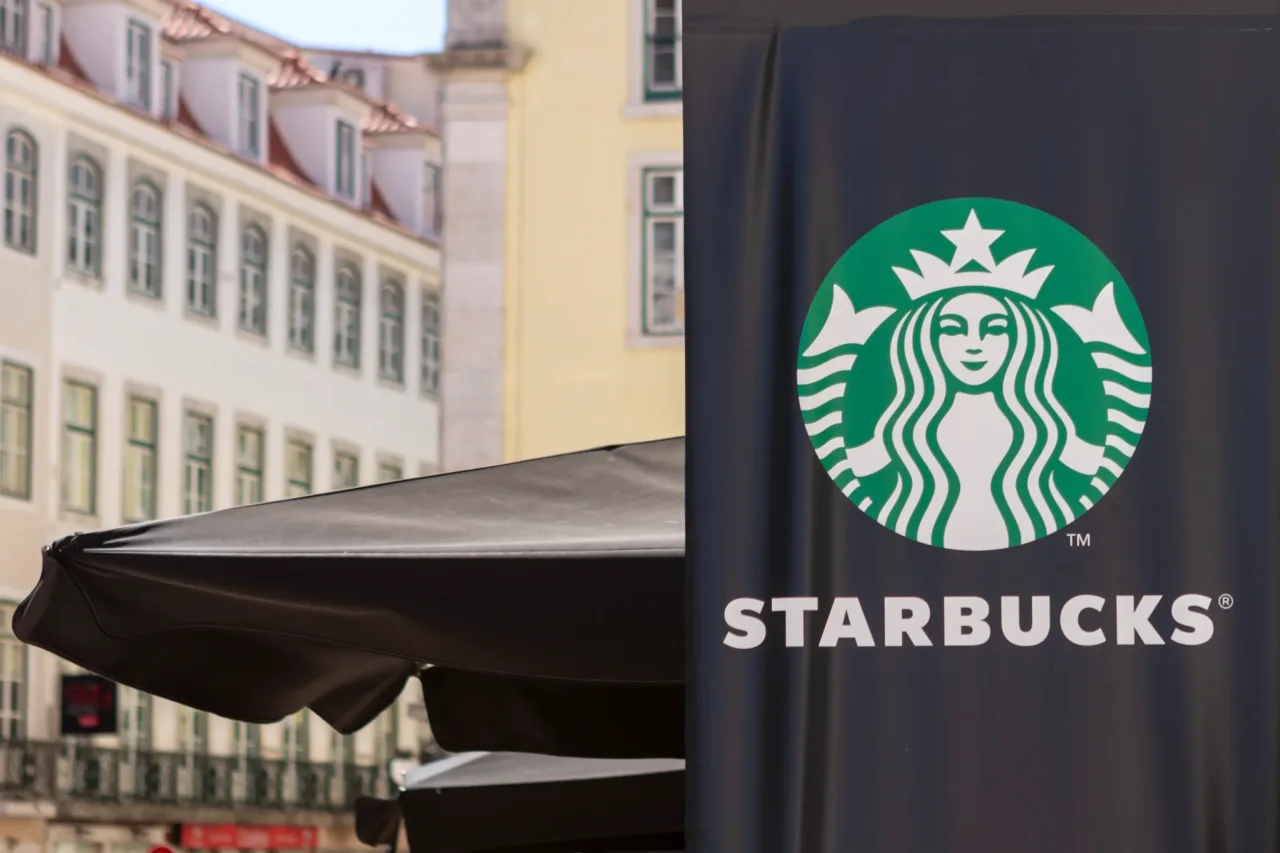 Starbucks pode comprar Chipotle? A aposta bilionária que colocaria CEO de volta ao antigo comando