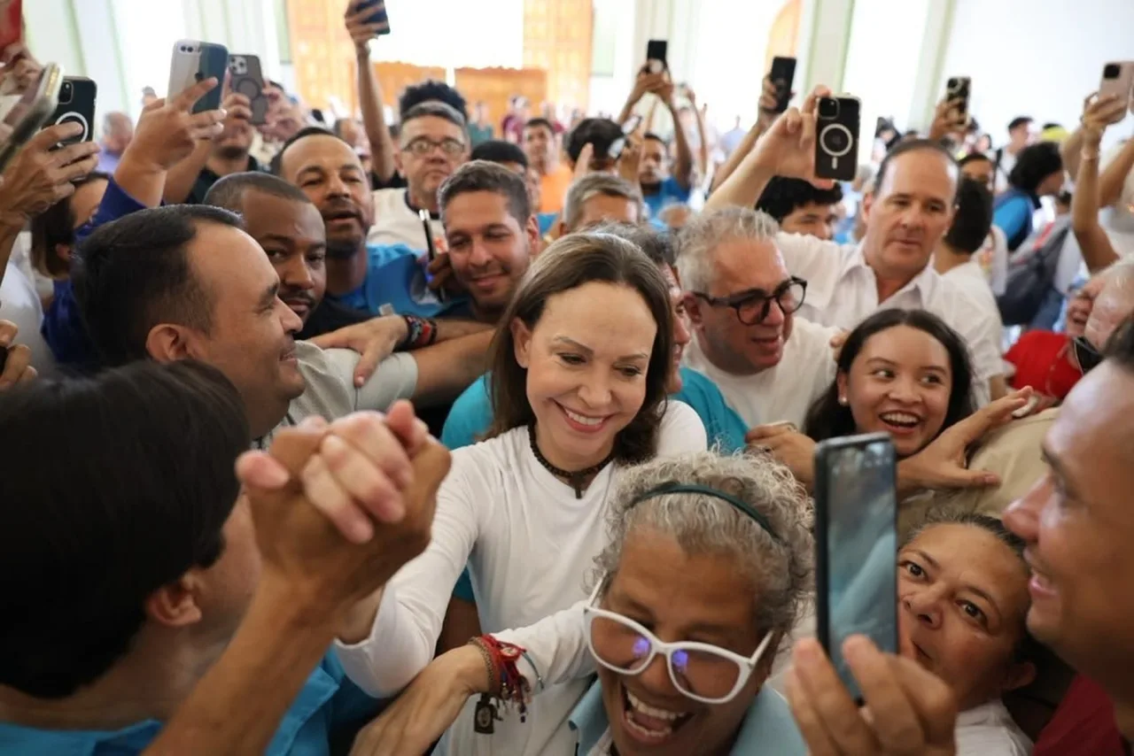 Líder da oposição, María Corina retorna à Venezuela após exílio no Panamá
