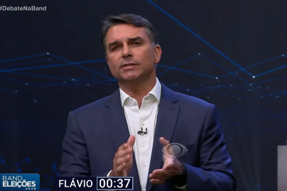 Flávio diz que Brasil está subordinado a "organizações terroristas"